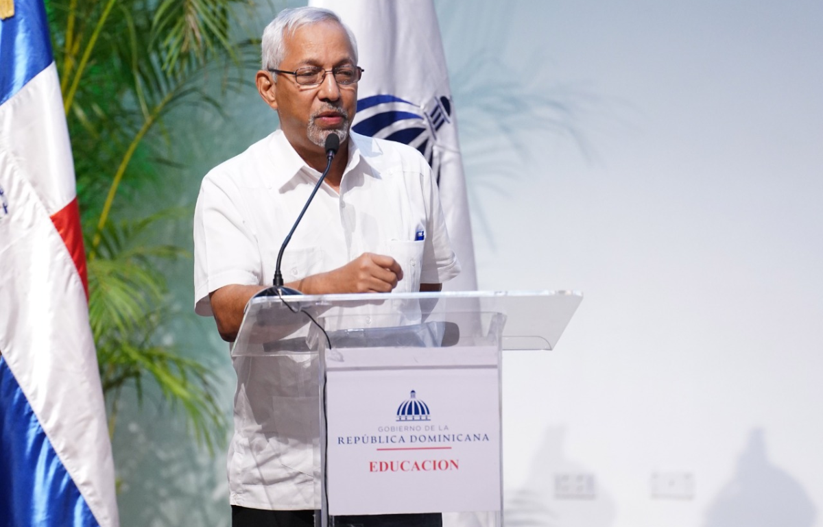  imagen Ministro de Educaci&oacute;n, &Aacute;ngel Hern&aacute;ndez posa junto a alumnos del sistema educativo . 