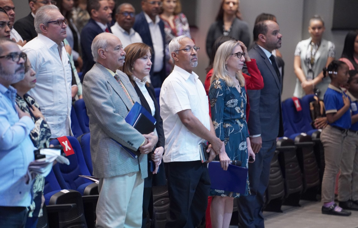  imagen Ministro de Educaci&oacute;n, &Aacute;ngel Hern&aacute;ndez posa junto a alumnos del sistema educativo . 