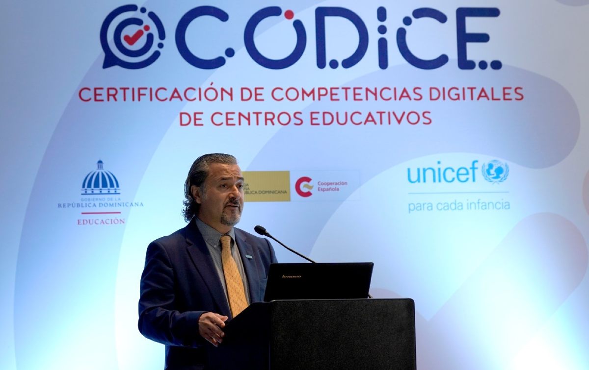  imagen Ministro de Educaci&oacute;n, &Aacute;ngel Hern&aacute;ndez; Carlos Carrera, representante de UNICEF en el pa&iacute;s; Antonio P&eacute;rez-Hern&aacute;ndez y Torra, embajador de Espa&ntilde;a en territorio dominicano y Manuel Alba Cano, coordinador general de la oficina de la AECID. 