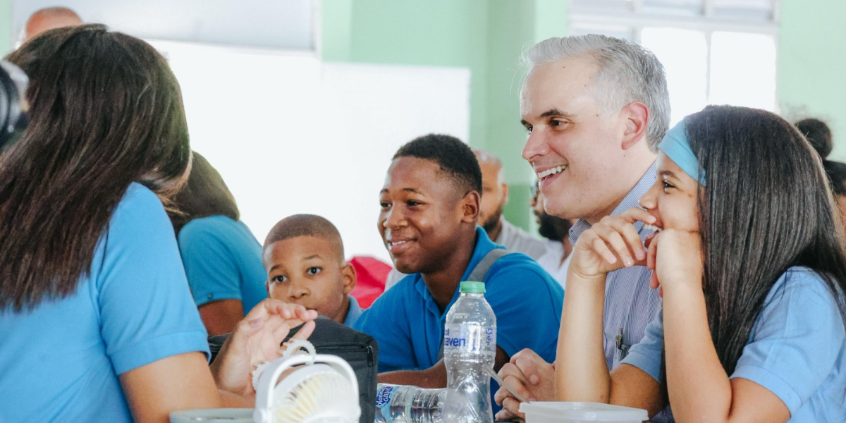  imagen Ministro De Camps almorzando con los estudiantes&nbsp; 