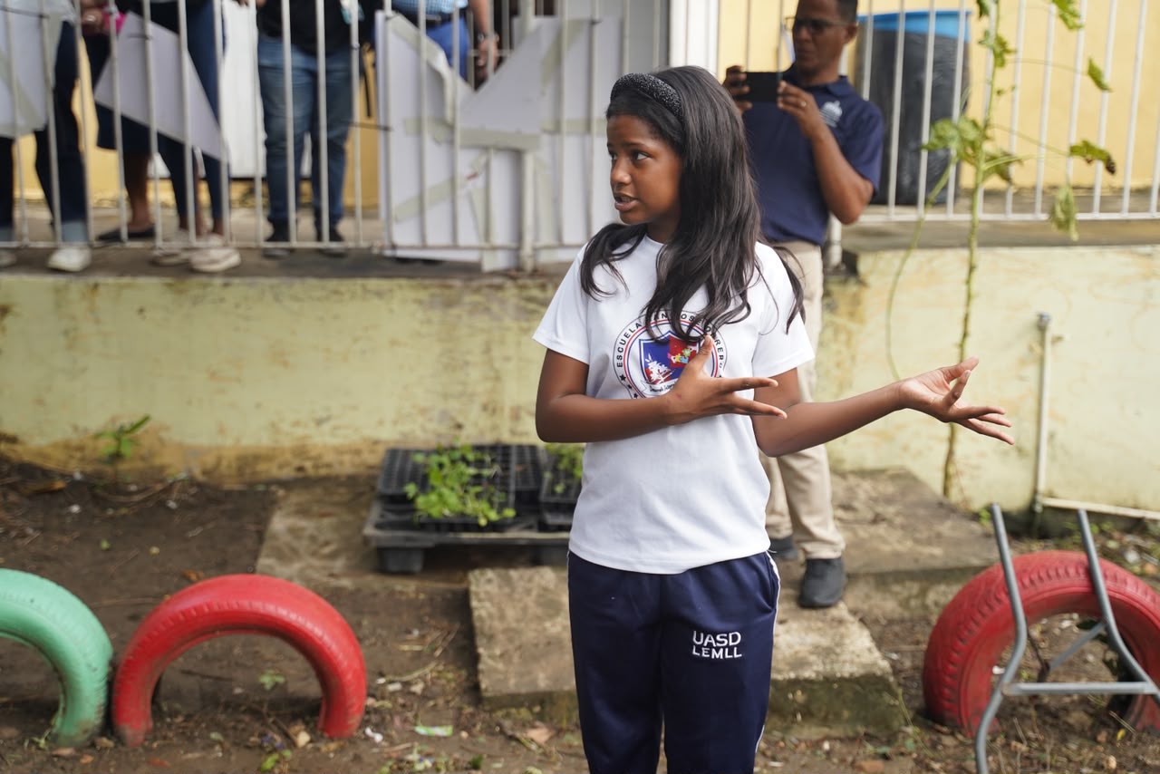  imagen Estudiantes del centro Educativo San Jos&eacute; Obrero presentando al Ministro Luis Miguel De Campos proyectos innovadores. 