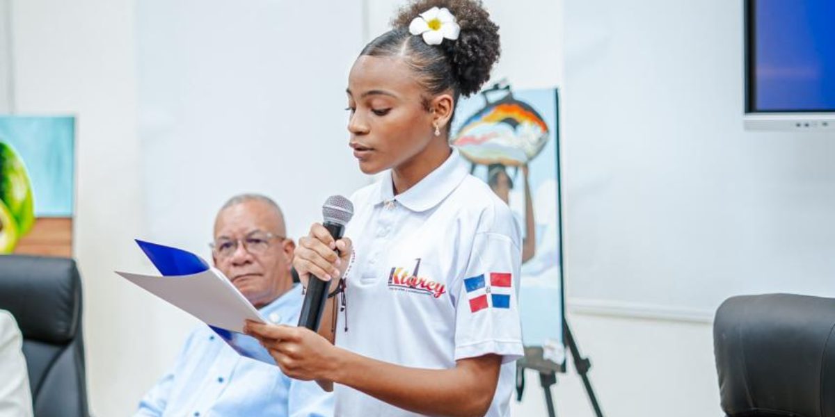  imagen Ministro De Camps entregando laptops a un grupo de estudiantes en el salon Ercilia Pepin&nbsp; 