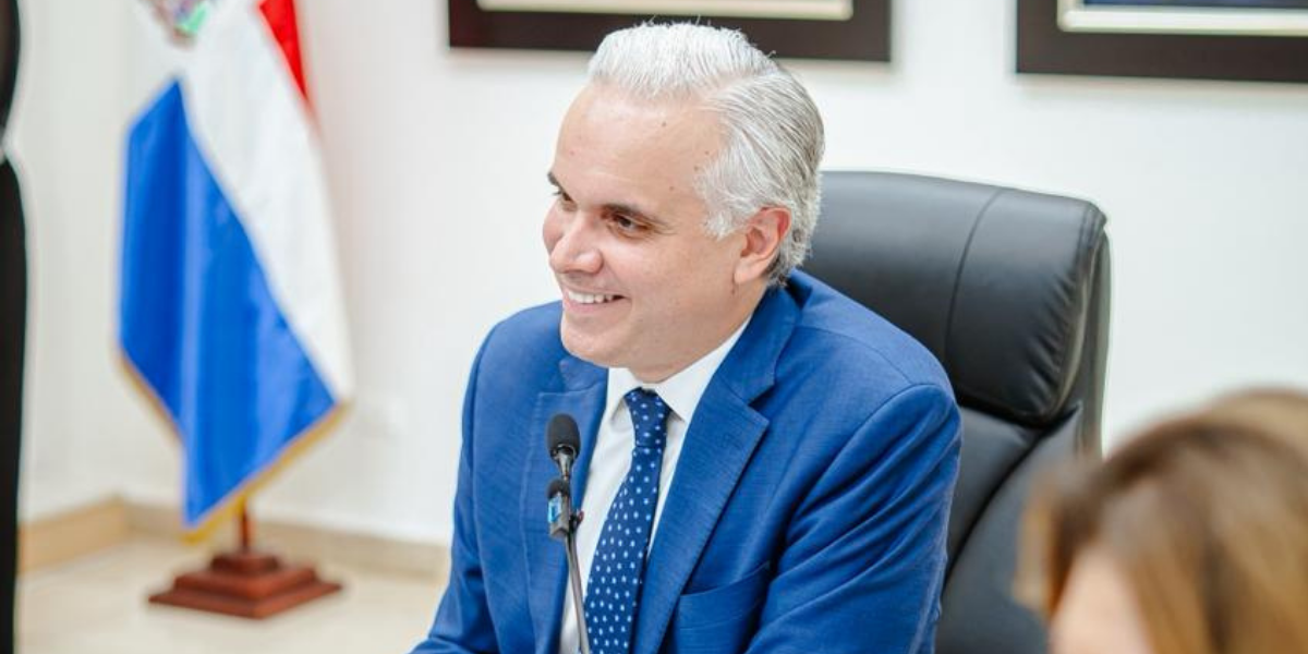  imagen Ministro De Camps entregando laptops a un grupo de estudiantes en el salon Ercilia Pepin&nbsp; 