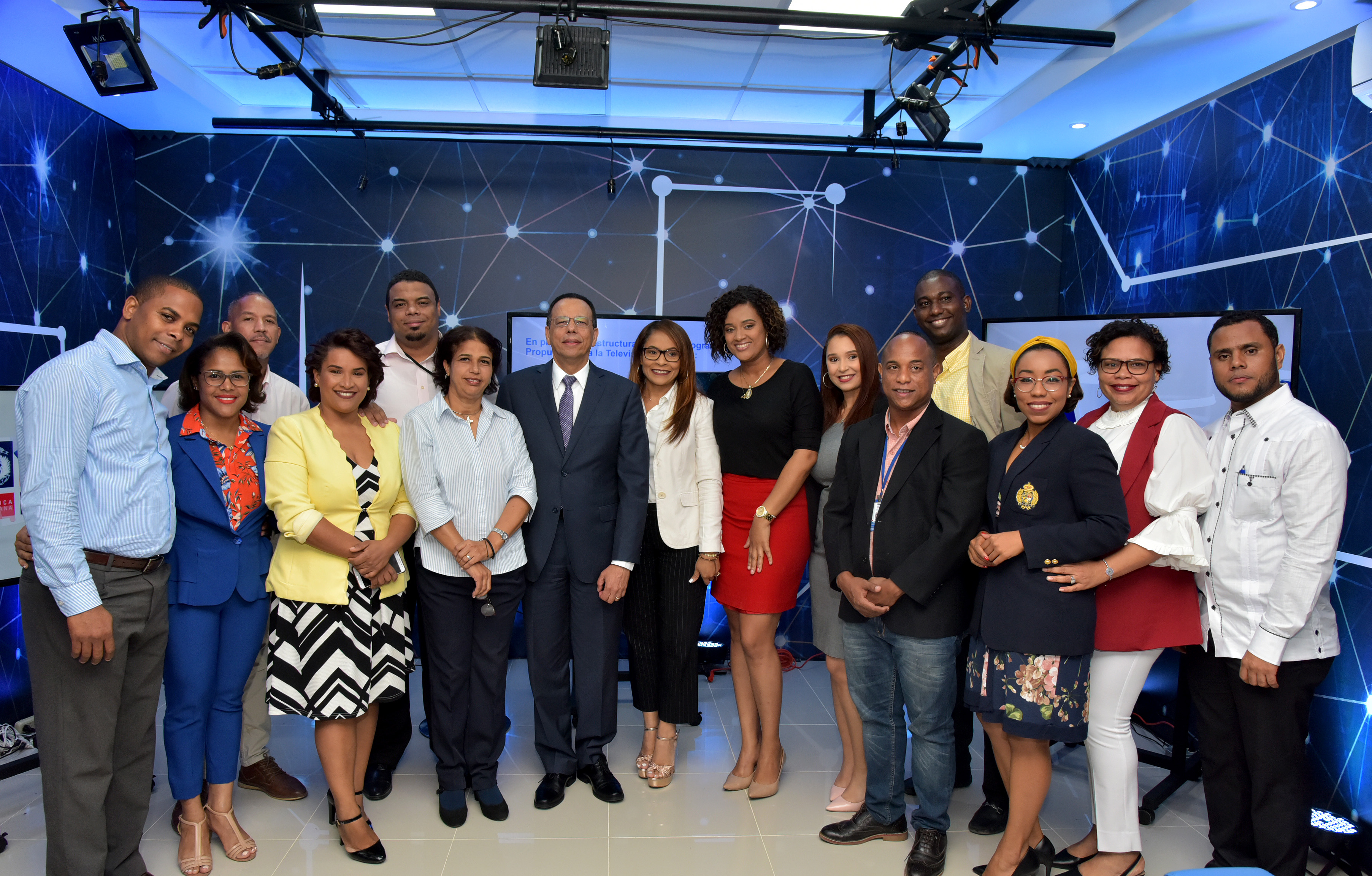  imagen Ministro de educaci&oacute;n junto a la directora de RTVE, Odalis Monegro, conversan.&nbsp; 