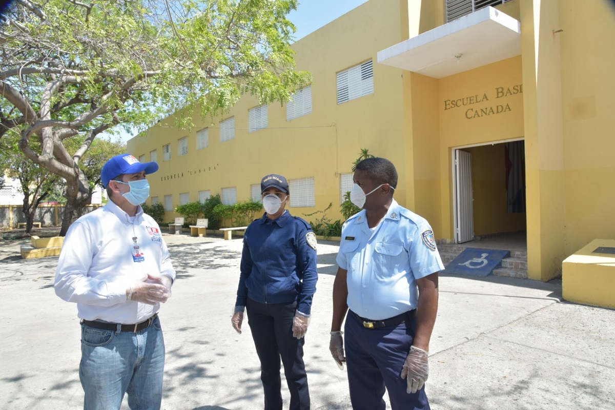  imagen Autoridades del MINERD entregan kits alimenticios 