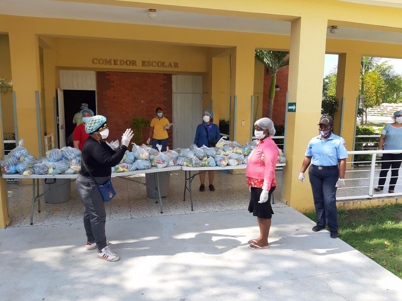  imagen Autoridades del MINERD entregan kits alimenticios 