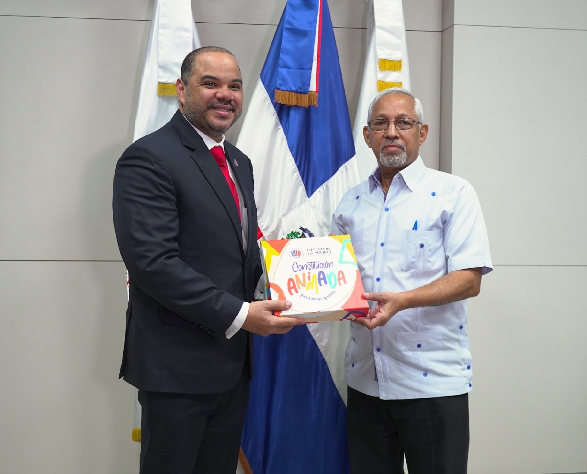  imagen &nbsp;Ministro de Educaci&oacute;n, &Aacute;ngel Hern&aacute;ndez, y el Defensor del Pueblo, Pablo Ulloa, junto a otras autoridades gubernamentales. 