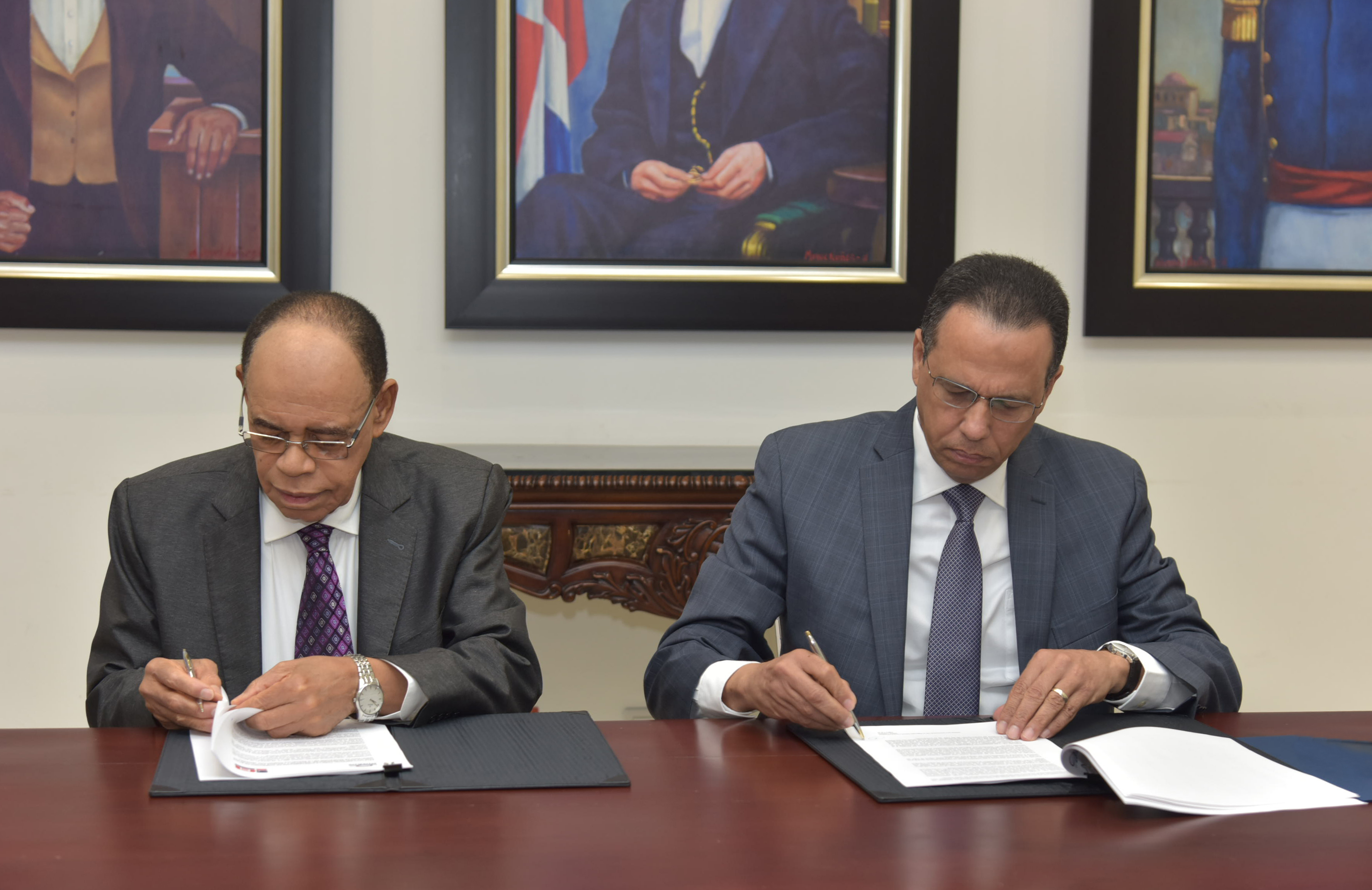  imagen El ministro de Educaci&oacute;n, Antonio Pe&ntilde;a Mirabal, encabez&oacute; la juramentaci&oacute;n y firma del estatuto de la nueva comisi&oacute;n de &eacute;tica de la instituci&oacute;n. En la imagen, ministro Pe&ntilde;a Mirabal&nbsp;acompa&ntilde;ado del director de &Eacute;tica e Integridad Gubernamental (DICEIG), Lidio Cadet. 