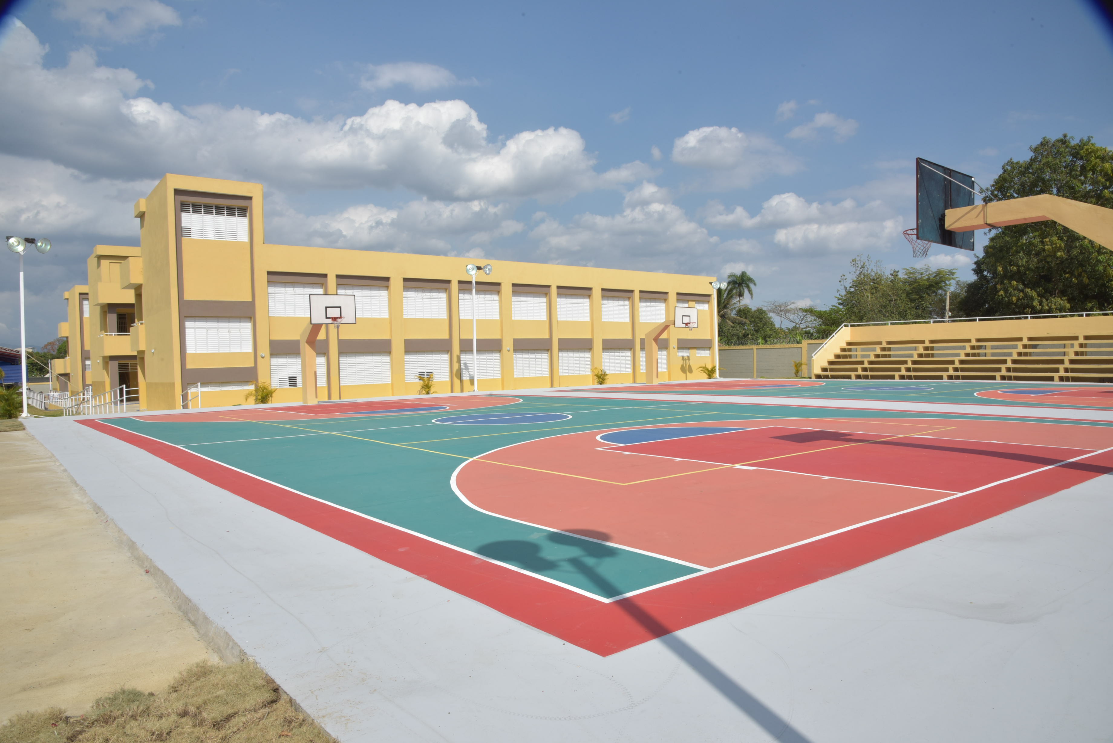  imagen Presidente Danilo Medina de pie cortando cinta junto a ministro Antonio Pe&ntilde;a Mirabal y dem&aacute;s autoridades educativas 