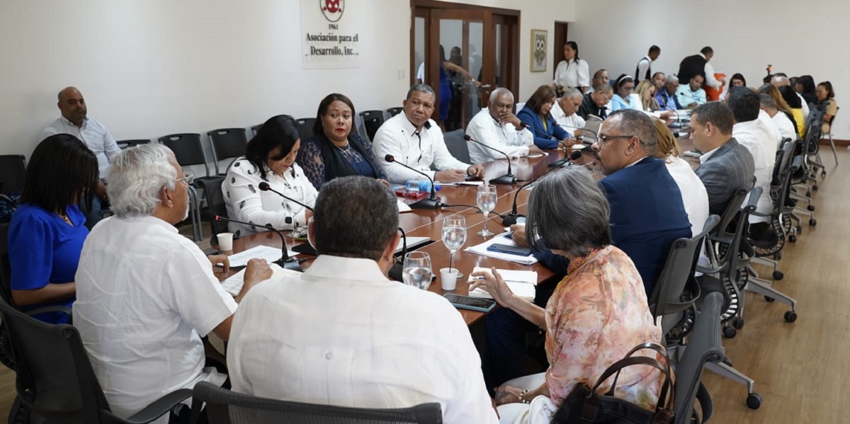  imagen Ministro de Educaci&oacute;n, &Aacute;ngel Hern&aacute;ndez, sentado reunido con directore sregionales y distritales 