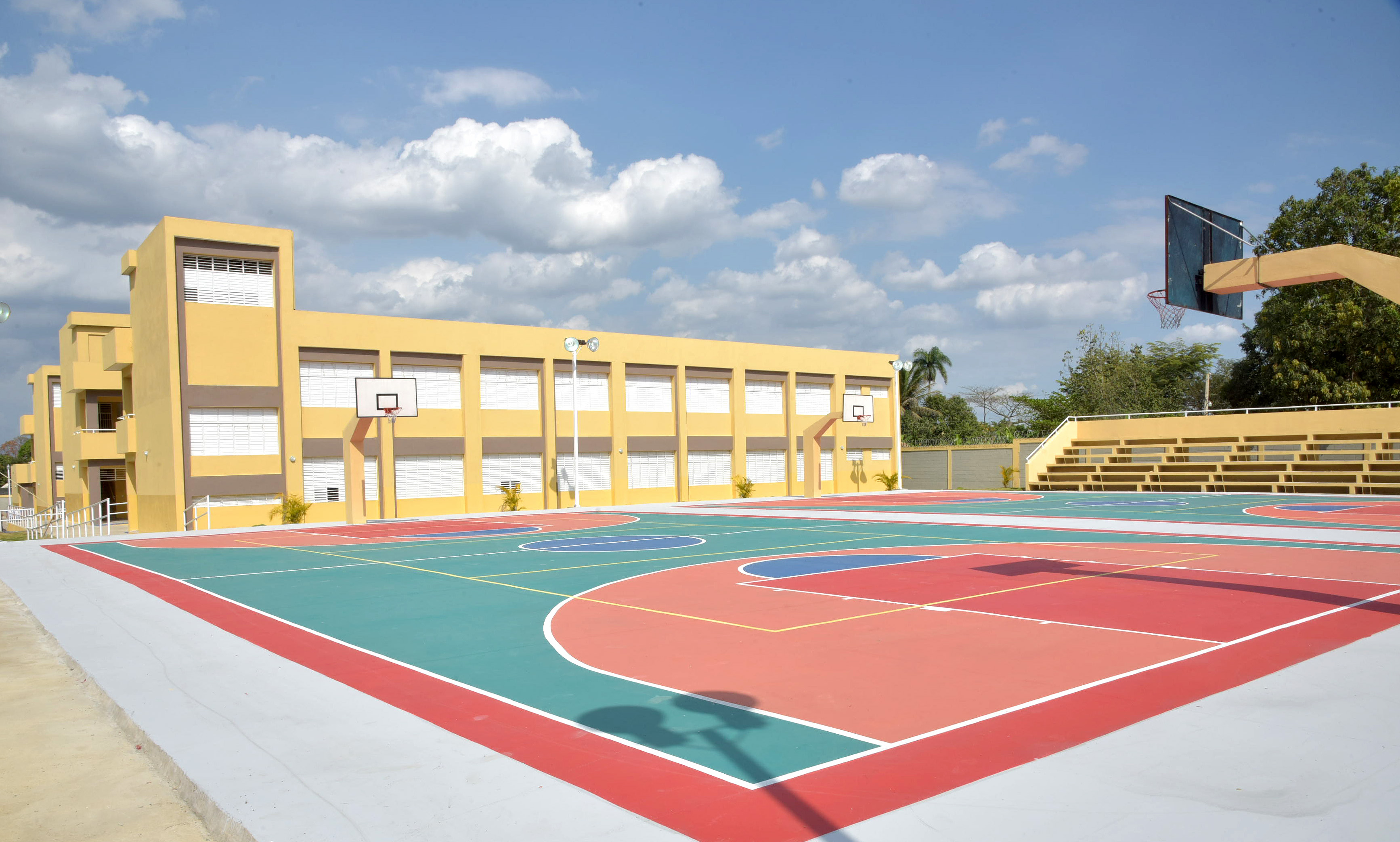  imagen Presidente Danilo Medina de pie cortando cinta junto a Ministro Antonio Pe&ntilde;a Mirabal y dem&aacute;s autoridades educativas&nbsp; en acto inaugural&nbsp; 