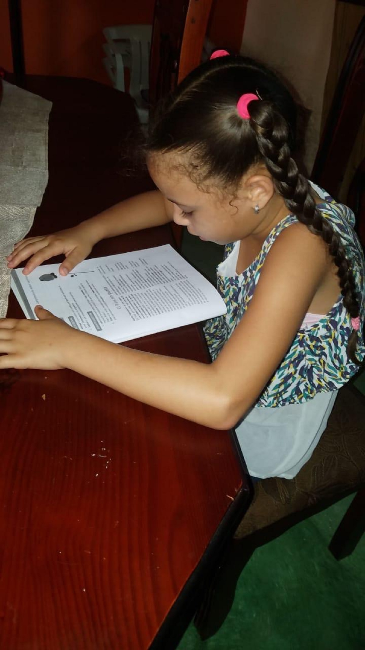  imagen Personal hace entrega de&nbsp;material did&aacute;ctico 