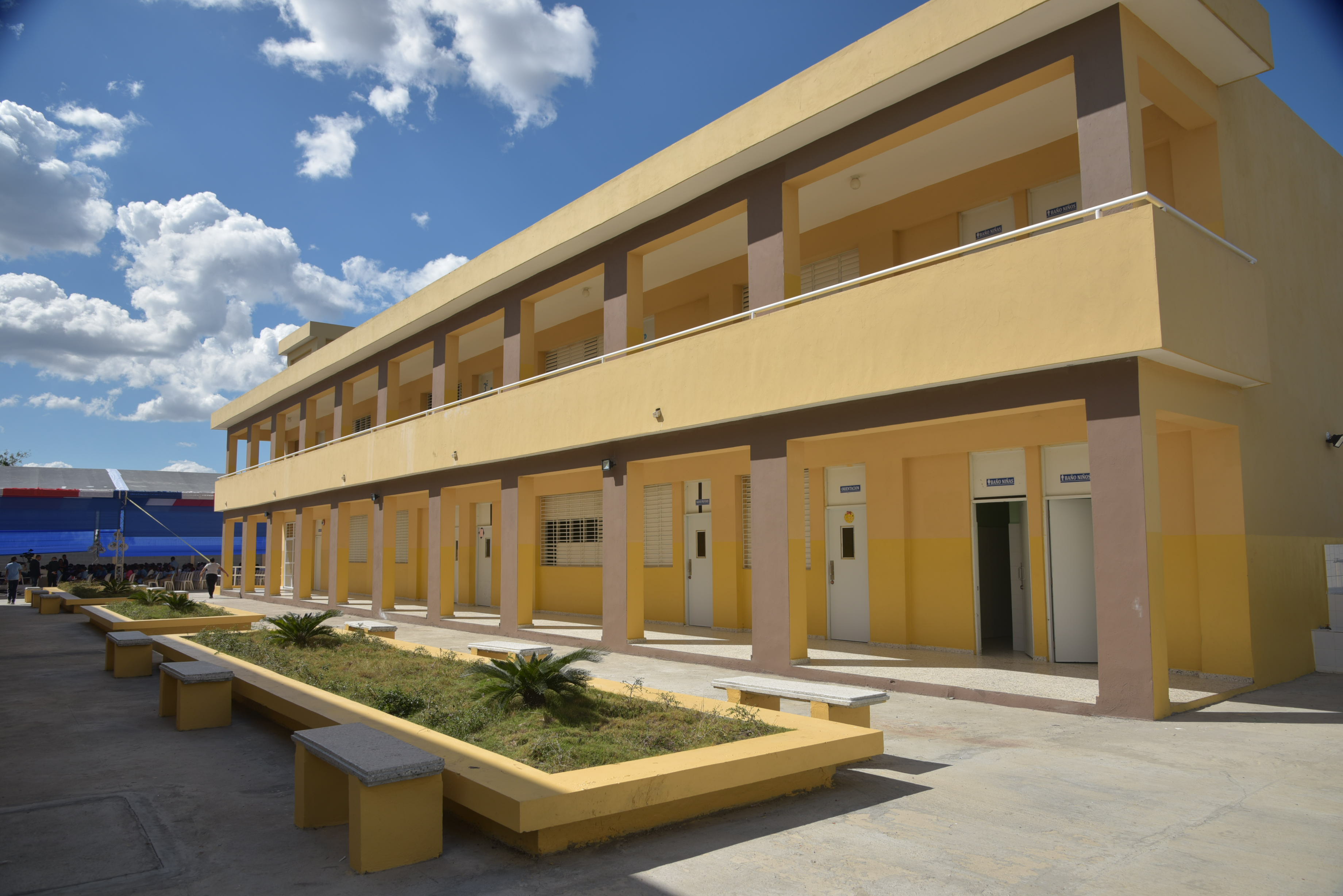  imagen Presidente Danilo Medina de pie junto a Ministro Andr&eacute;s Navarro y dem&aacute;s autoridades educativas cortando cinta&nbsp; inauguraci&oacute;n de dos centros educativos en Las Matas de Farf&aacute;n 