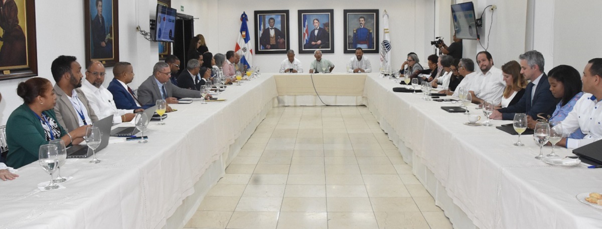  imagen Ministro de Educaci&oacute;n, &Aacute;ngel Hern&aacute;ndez sentado en mesa de di&aacute;logo junto a dem&aacute;s entidades&nbsp; 