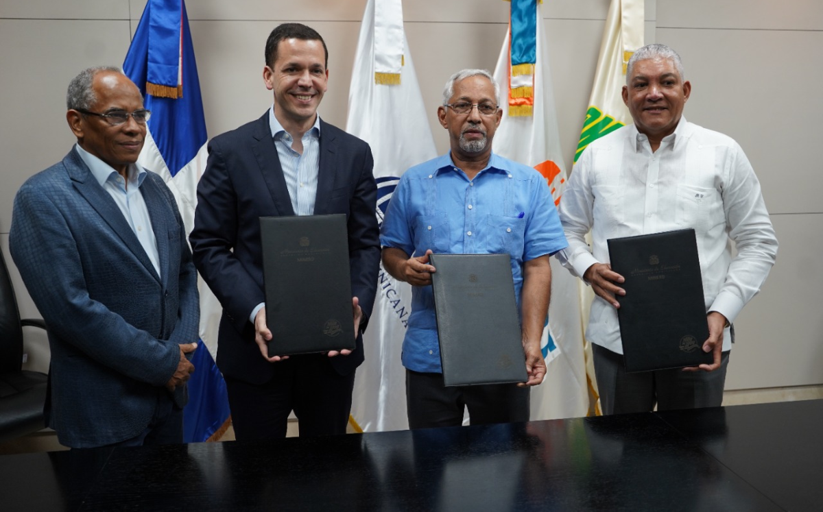  imagen Ministro &Aacute;ngel Hern&aacute;ndez, y los directores de la OMSA y del INTRANT, Radham&eacute;s Gonz&aacute;lez y Hugo Beras.&nbsp; 