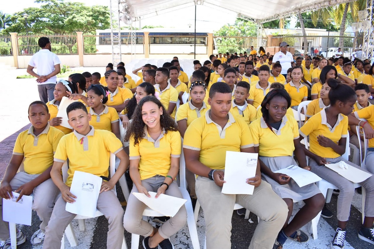  imagen Estudiantes que recibieron las computadoras 