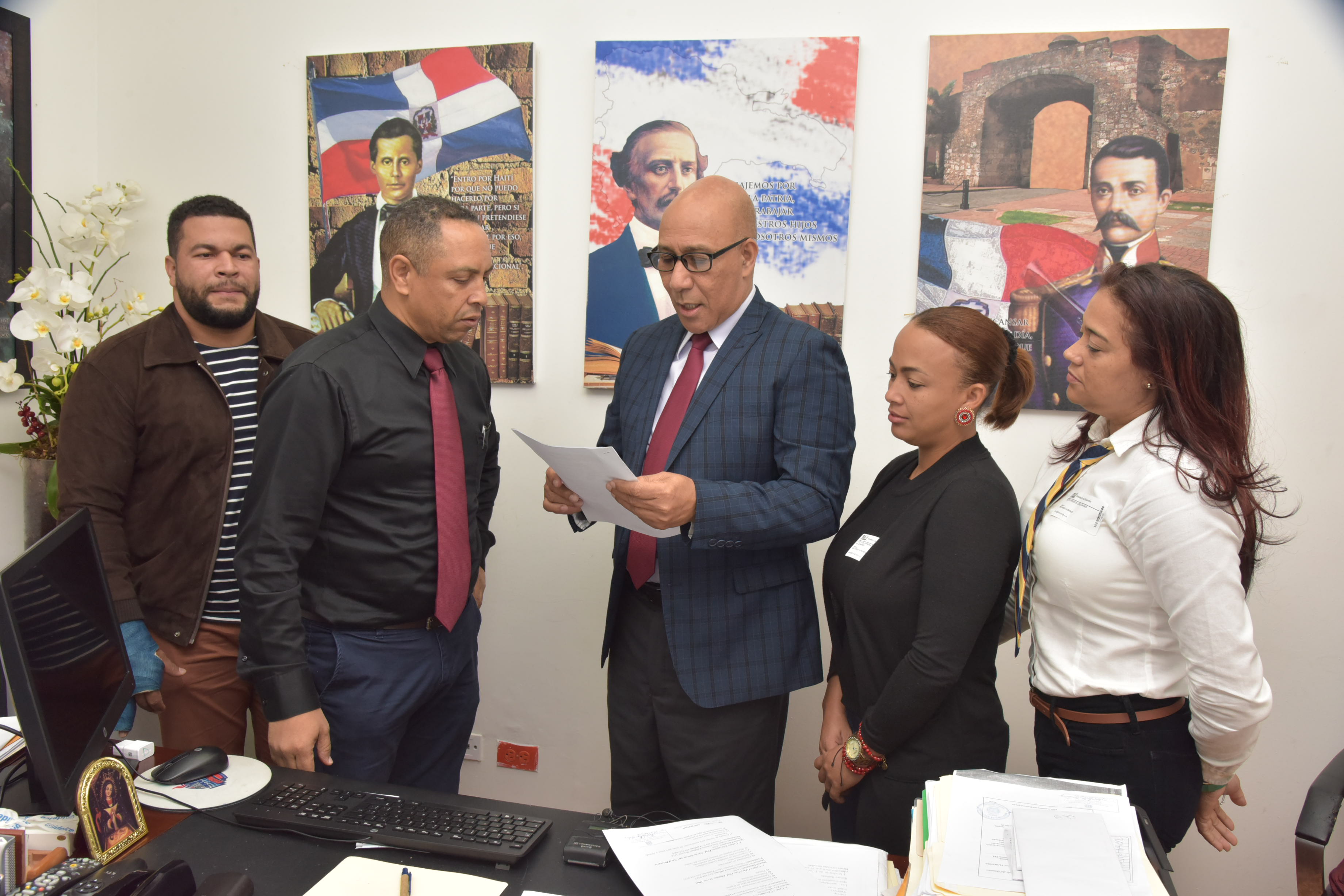  imagen Henry Santos, reunido&nbsp;con representantes de la filial de la Asociaci&oacute;n Dominicana de Profesores (ADP) de&nbsp;Santiago, encabezada por su titular, profesor Norberto Ortiz. 