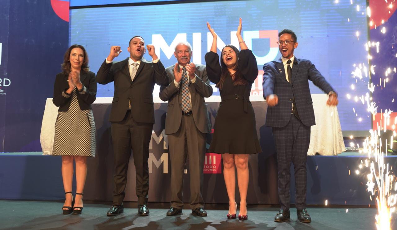  imagen Autoridades representantes del Programa de Liderazgo del Minerd, aplauden durante acto. 