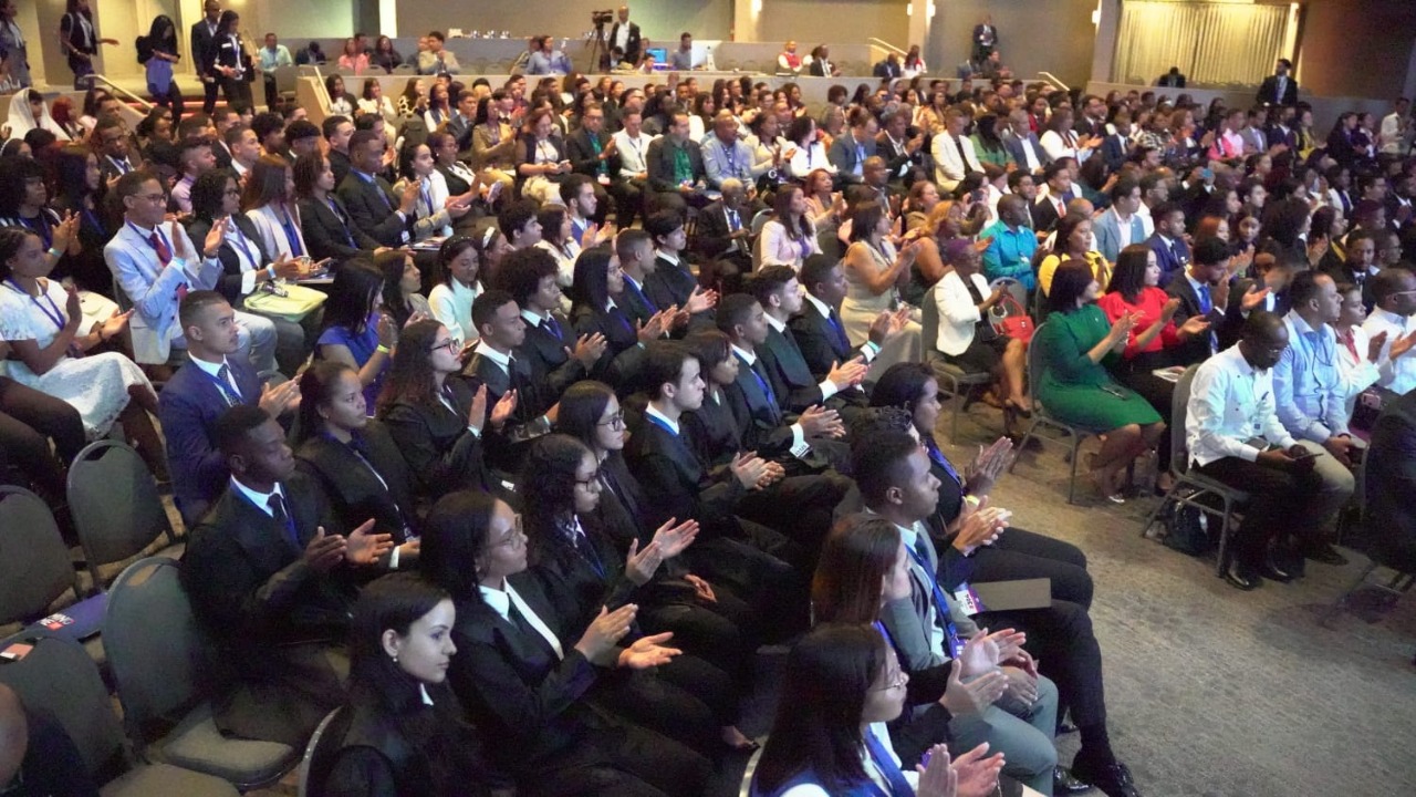  imagen Autoridades representantes del Programa de Liderazgo del Minerd, aplauden durante acto. 