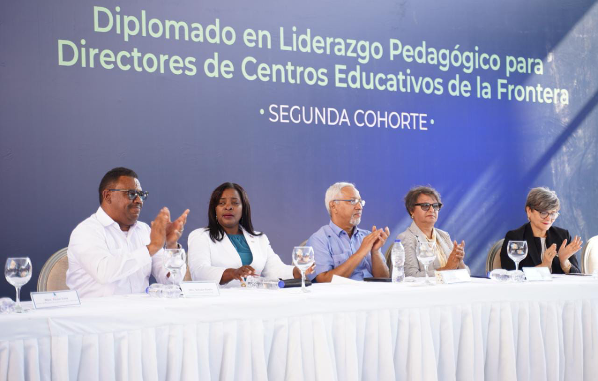  imagen Ministro de Educaci&oacute;n, &Aacute;ngel Hern&aacute;ndez junto a dem&aacute;s autoridades presentes en la mesa de honor. 