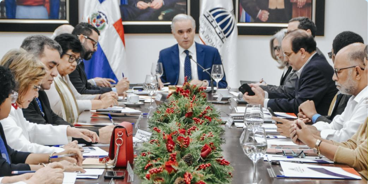  imagen Ministro de&nbsp;Educaci&oacute;n, Luis Miguel De Camps, se reune en el salon Ercilia Pepin con el&nbsp;Consejo Nacional de Educaci&oacute;n (CNE) 
