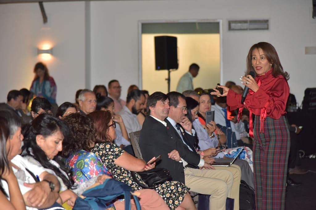  imagen Representantes durante sus intervenciones. 