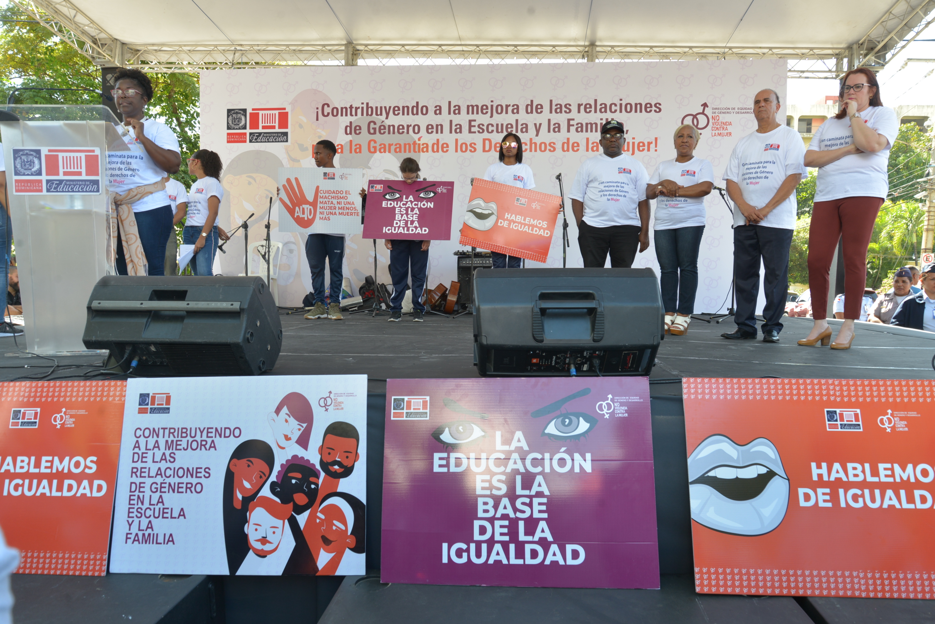  imagen J&oacute;venes encabezanndo caminata en defenza de los derechos de la mujer 