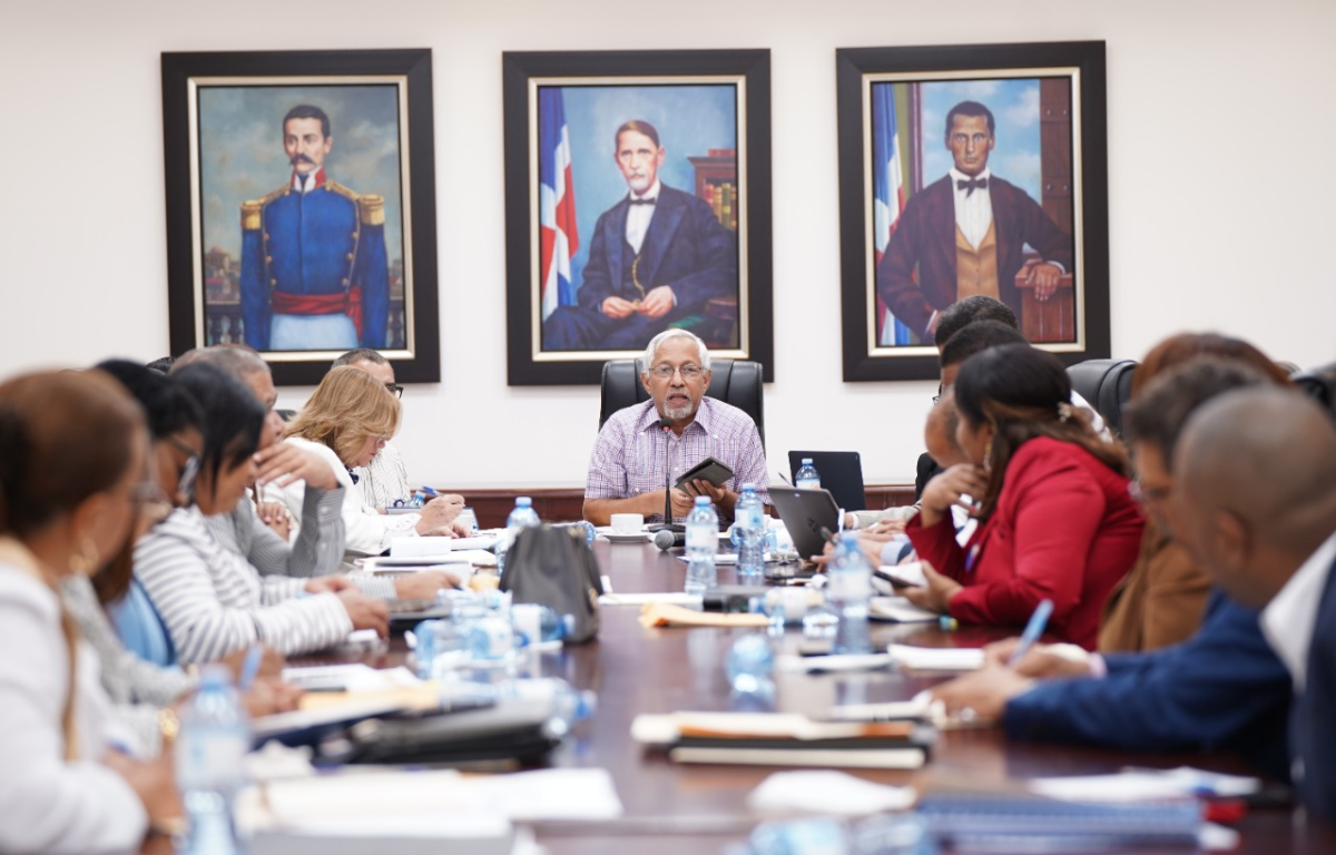  imagen Ministro de Educaci&oacute;n, &Aacute;ngel Hern&aacute;ndez reunido con directores regionales. 