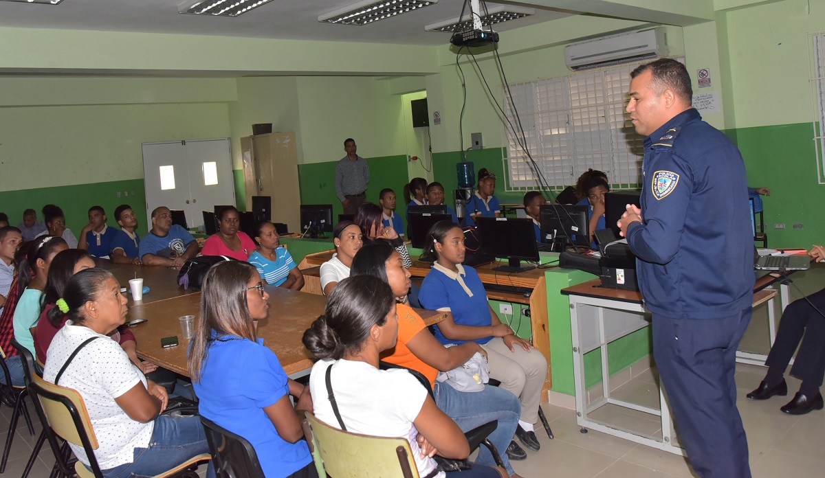  imagen En representaci&oacute;n del MINERD estuvo Diego Pesqueira, director de Comunicaciones, mientras que el teniente coronel Roberto Mej&iacute;a Liriano lo hizo por Polic&iacute;a Escolar.&nbsp; 