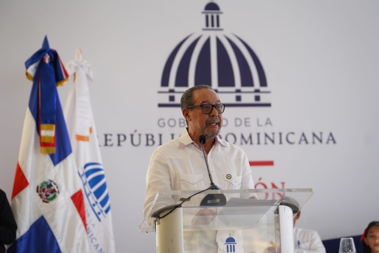  imagen Vicepresidenta de la Rep&uacute;blica corta cinta sostenida por grupo de infantes durante el acto. A su lado autoridades de la mesa de honor, entre ellos el Sr. Oscar Amarg&oacute;s. 
