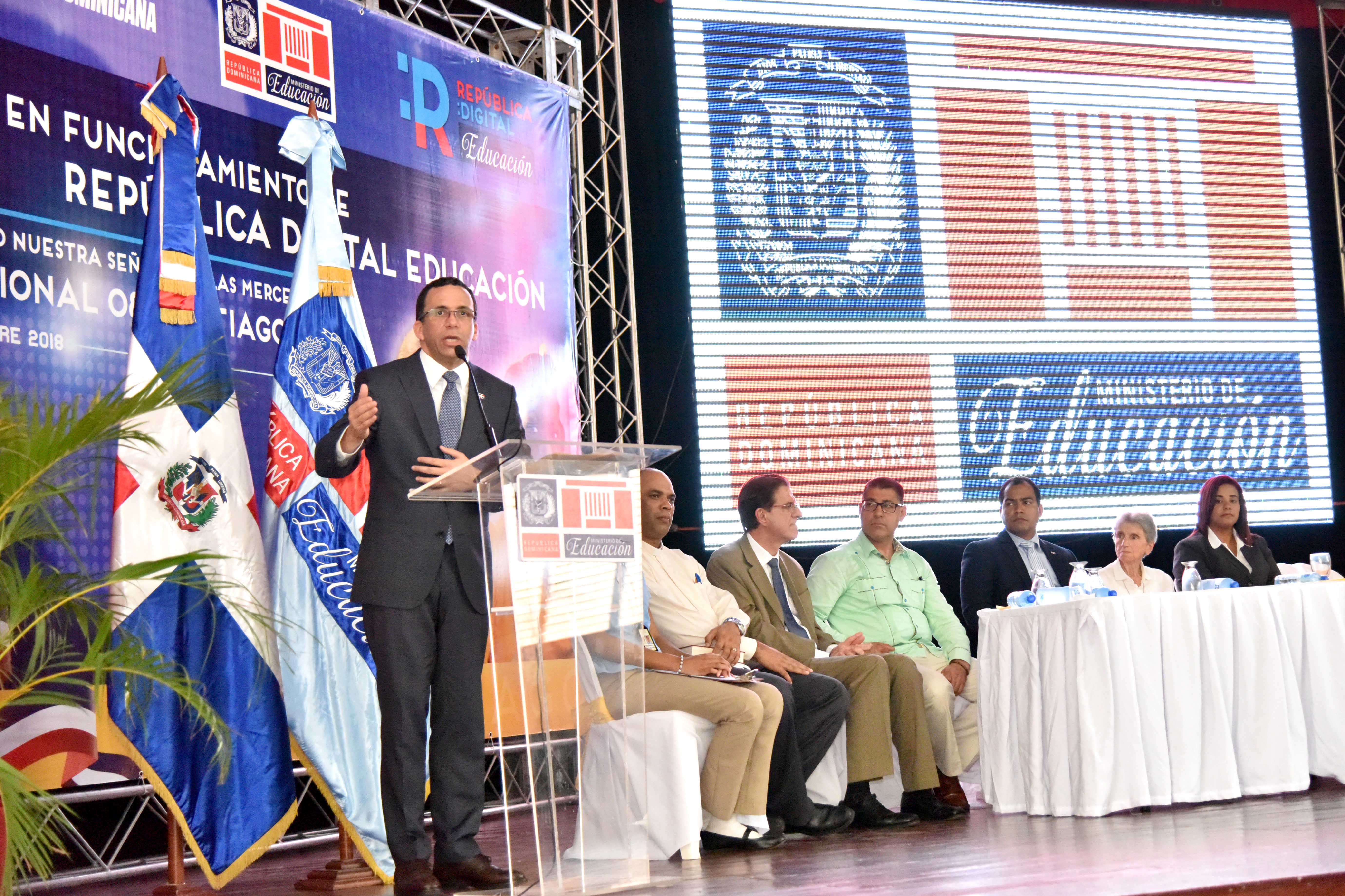  imagen Ministro Andr&eacute;s Navarro de pie junto a estudiantes que recibieron su notebook del programa Rep&ugrave;blica Digital Educaci&ograve;n 
