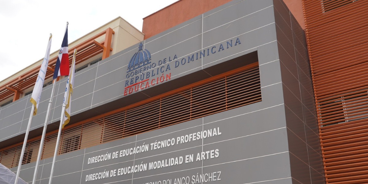  imagen Presidente Luis Abinader junto al Ministro de Educaci&oacute;n &Aacute;ngel Hern&aacute;ndez&nbsp; 