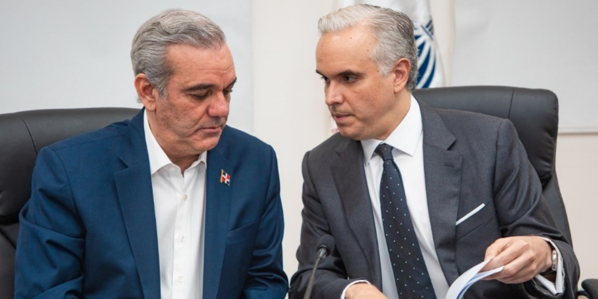  imagen Ministro De Camps junto al presidente Luis Abinader 