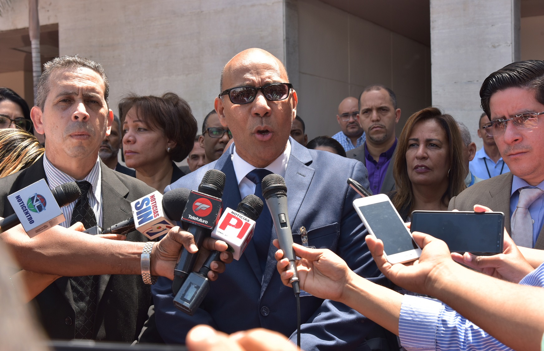  imagen Coordinador del Gabinete Ministerial abraza a&nbsp;Ezequiel Molina. 