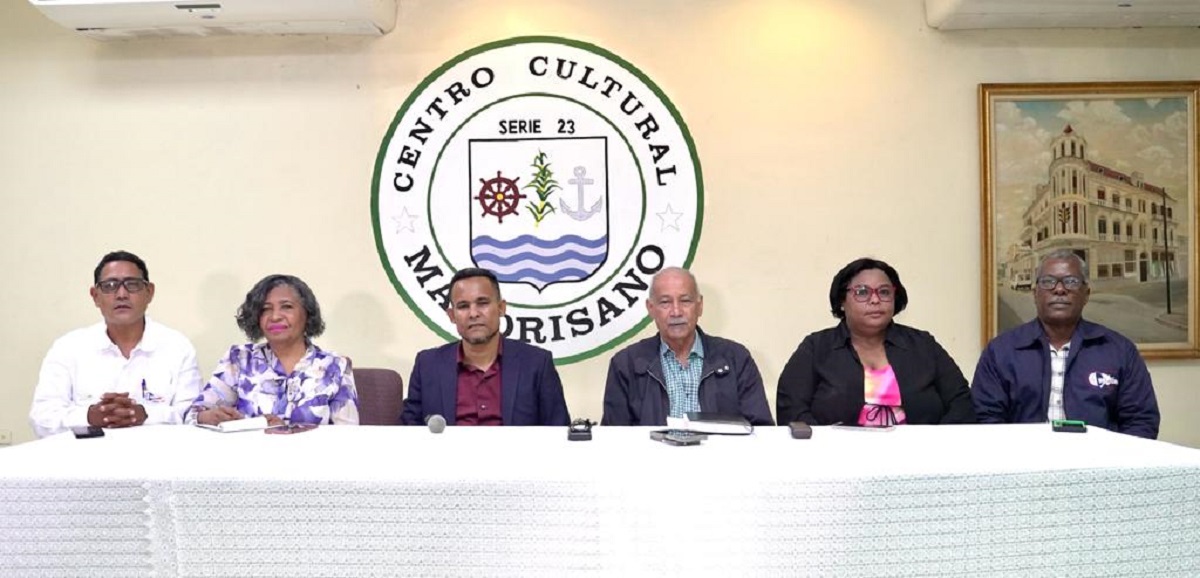  imagen viceministro de Acreditaci&oacute;n y Certificaci&oacute;n Docente, Francisco de &Oacute;leo junto a&nbsp;dem&aacute;s entidades sentado en mesa de di&aacute;logo 