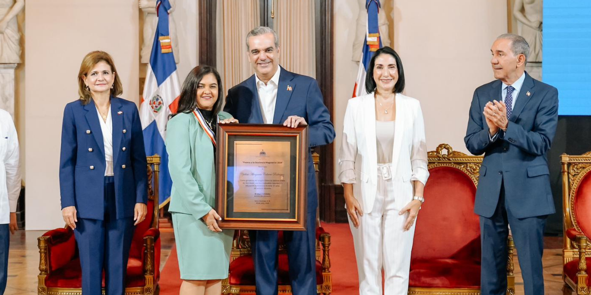  imagen Presidente Luis Abinader y ministro de Educaci&oacute;n, &Aacute;ngel Hern&aacute;ndez 