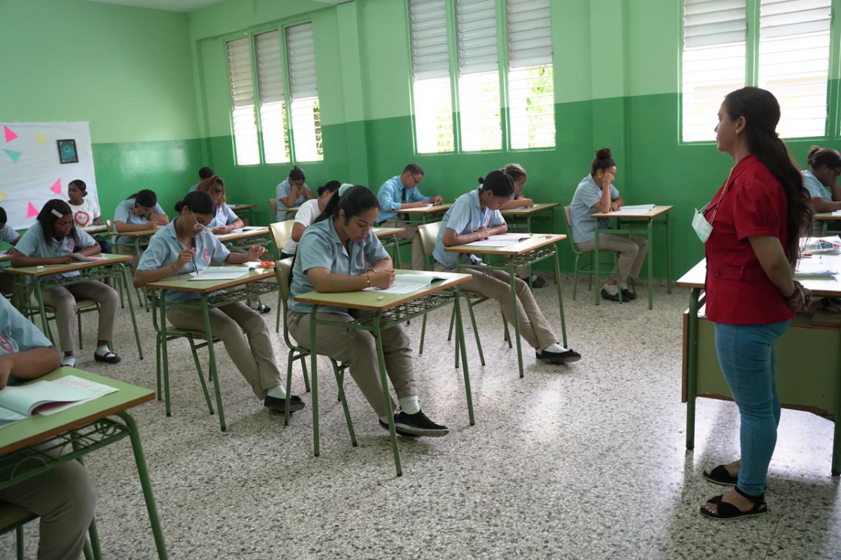  imagen Estudiantes de Nivel Secundadio asisten a las Pruebas Nacionales 2022. 