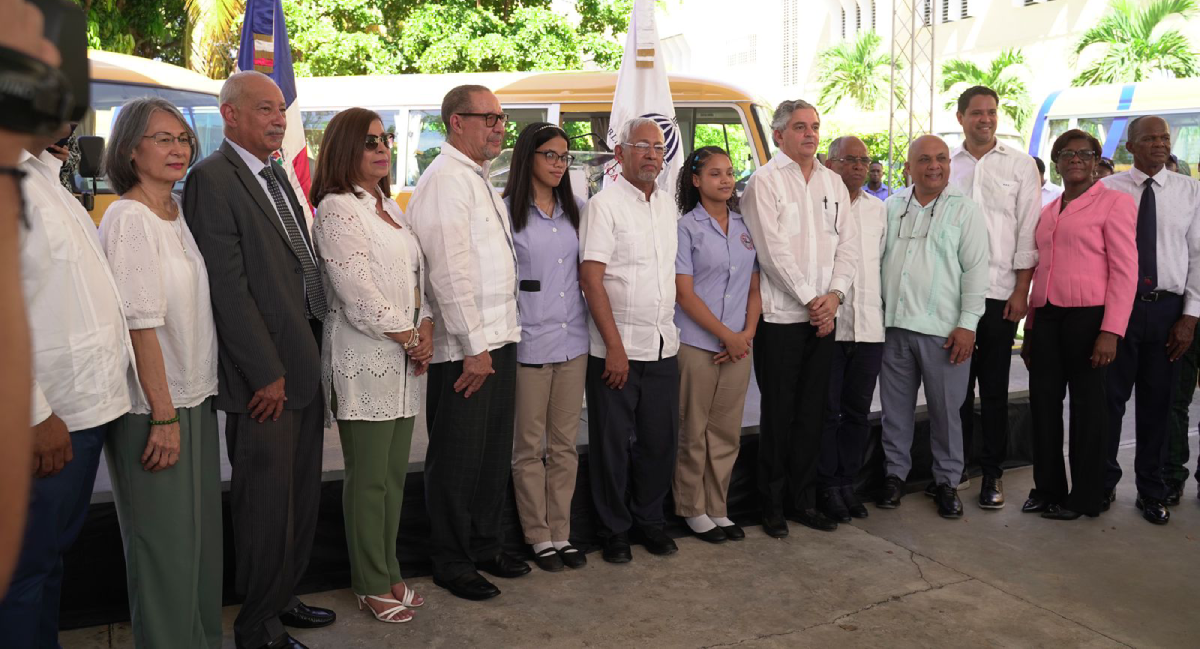  imagen Ministro de Educaci&oacute;n, &Aacute;ngel Hern&aacute;ndez encabeza acto del Sistema Nacional de Transporte Estudiantil ( TRAE) en el Gran Santo Domingo.&nbsp; 