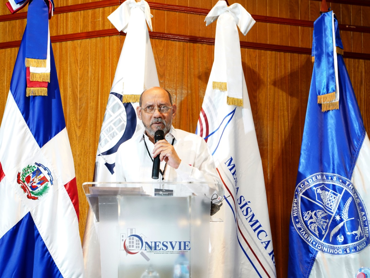  imagen Ministro de Educaci&oacute;n, &Aacute;ngel Hern&aacute;ndez sentado en la mesa de honor al lado de otras autoridades gubernamentales. 