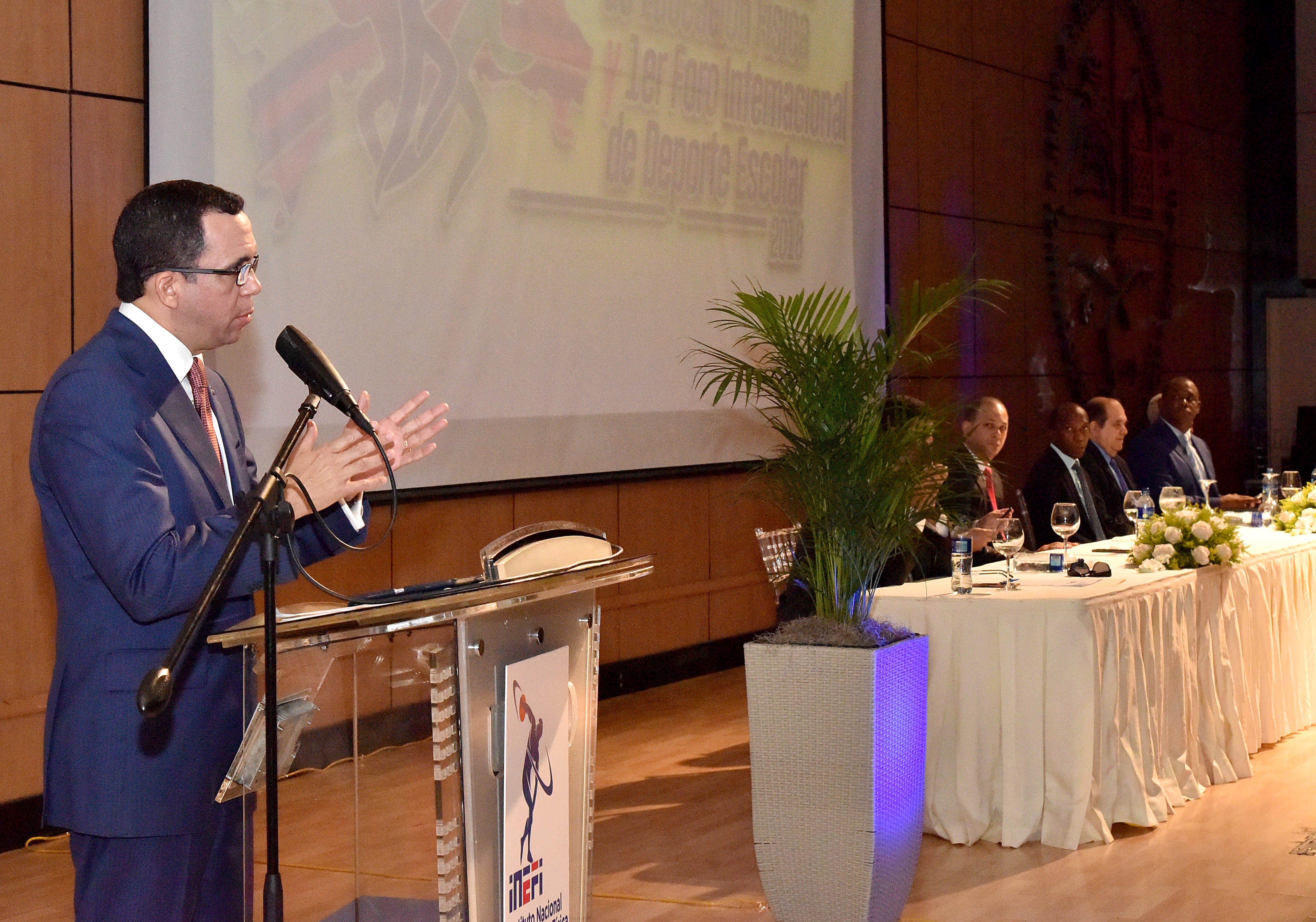  imagen Ministro Andr&eacute;s Navarro de pie desde podium se dirige a cientos de maestos y t&eacute;cnicos de Educaci&oacute;n F&iacute;sica del INEFI 