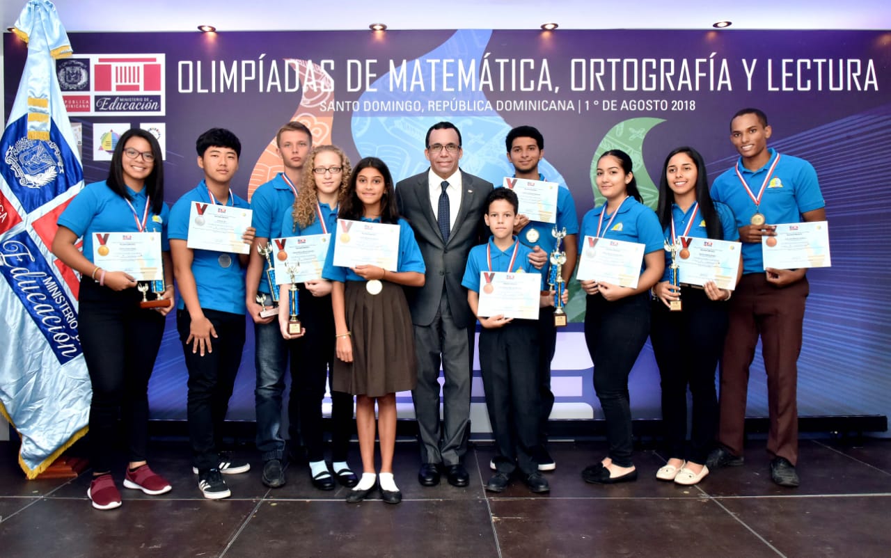  imagen Ministro Andr&eacute;s Navarro de pie junto a estudiantes galardonados de las olimp&iacute;adas de Matem&aacute;tica, Ortograf&iacute;a y Lectura&nbsp; 