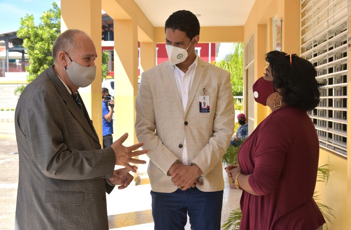  imagen Esta primera visita se realiz&oacute; en los centros educativos Manuela Diez, Lope de Vega, y Mar&iacute;a Teresa Quidiello, de la Regional 15 de Santo Domingo. Luego se extender&aacute; a las dem&aacute;s regionales del pa&iacute;s. El funcionario explic&oacute; que hay un plan de trabajo para priorizar las necesidades de las escuelas para lo cual hay disponibles tres mil millones de pesos para la reparaci&oacute;n, mantenimiento y ampliaci&oacute;n de aulas y otros trabajos de infraestructura escolar, los cuales iniciar&aacute;n en las pr&oacute;ximas semanas.
&nbsp; 