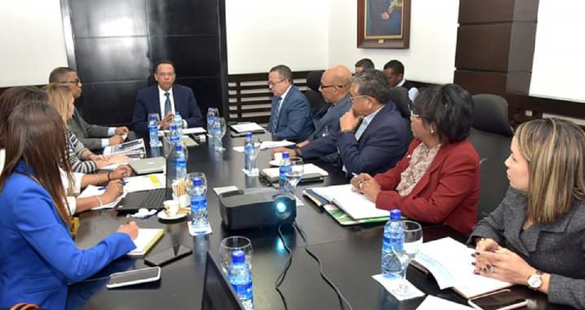  imagen Durante la primera reuni&oacute;n de trabajo, encabeza por el ministro de Educaci&oacute;n, Antonio Pe&ntilde;a Mirabal, y el de Obras P&uacute;blicas, Ram&oacute;n Antonio Pep&iacute;n 