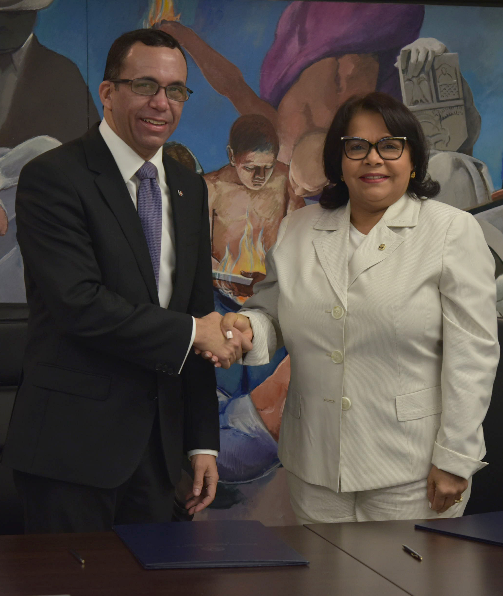  imagen Ministro Andr&eacute;s Navarro junto a rectora Emma&nbsp;Polanco, suscribiendo un convenio estrat&eacute;gico entre ambas intituciones 