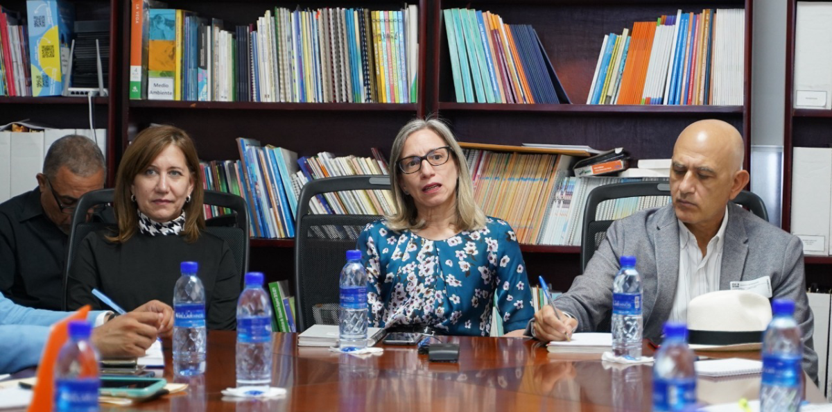  imagen La viceministra de Asuntos T&eacute;cnicos y Pedag&oacute;gicos del MINERD, Ancell Scheker en medio de otras autoridades gubernamentales. 