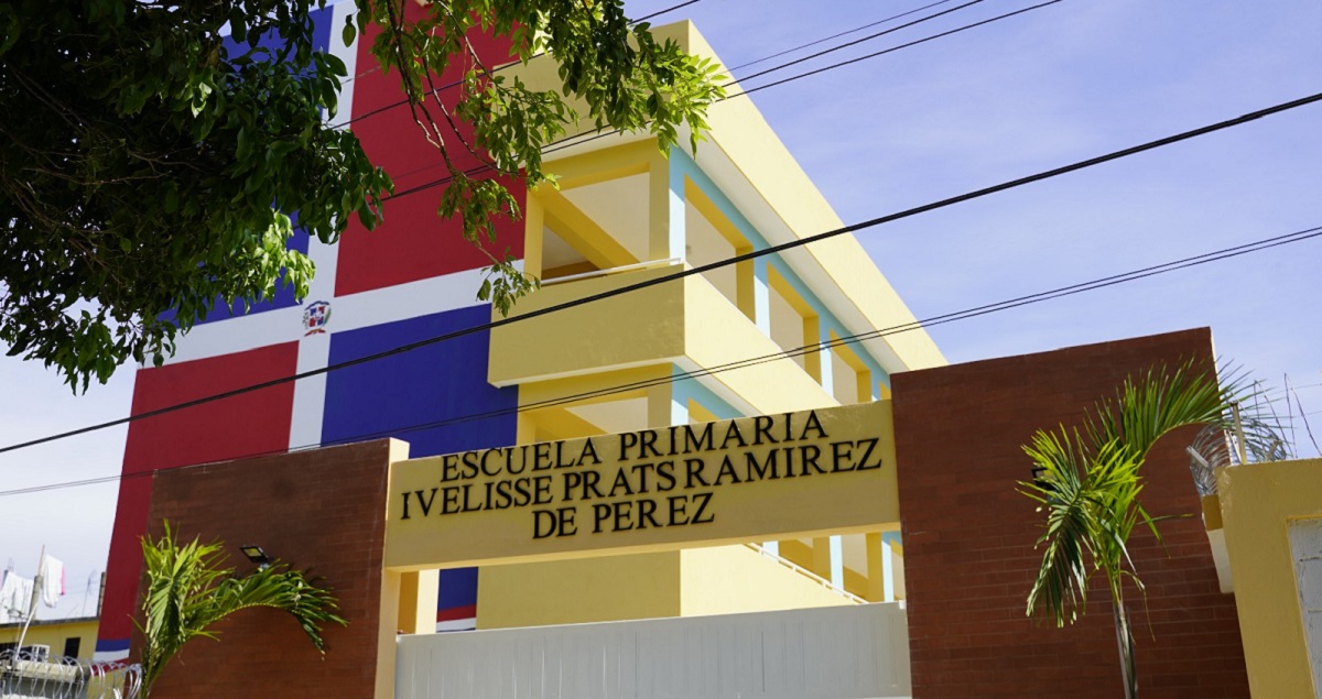  imagen presidente Luis Abinader, junto a Oscar Amargos, viceministro de Supervisi&oacute;n y Control de la Calidad en Inauguraci&oacute;n Escuela Ivelisse Prats Ram&iacute;rez de P&eacute;rez 