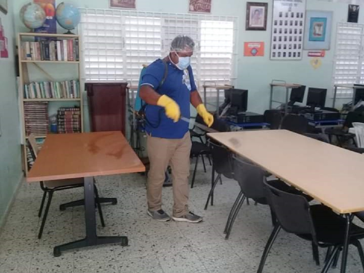  imagen El personal t&eacute;cnico y la comunidad educativa de las regionales 16, 17 y 18 durante la jornada de limpieza 