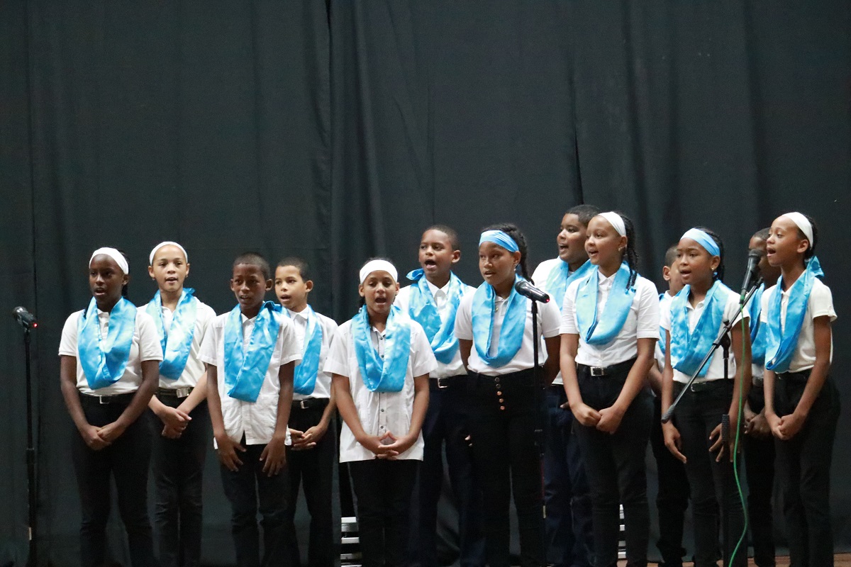  imagen El encuentro coral de cierre organizado por el &Aacute;rea de Educaci&oacute;n Art&iacute;stica, de la Direcci&oacute;n General de Curr&iacute;culo, se desarroll&oacute; en el Auditorio del Club Mauricio B&aacute;ez del sector de Villa Juana, en Santo Domingo, a partir de las 9 de la ma&ntilde;ana.
&nbsp; 