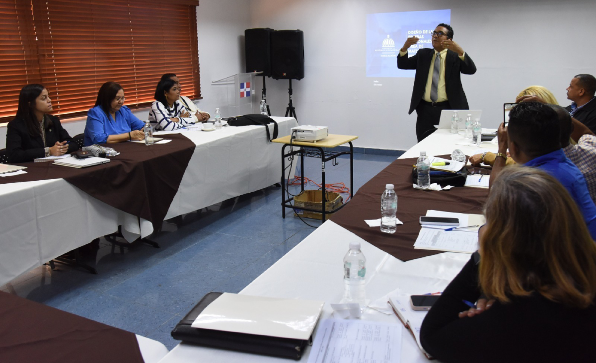  imagen Encargados de las 18 regionales cursan un taller para conocer estrategias de familiarizaci&oacute;n elaboradas para las nuevas Pruebas Nacionales por competencia, correspondientes al a&ntilde;o lectivo 2022-2023. 