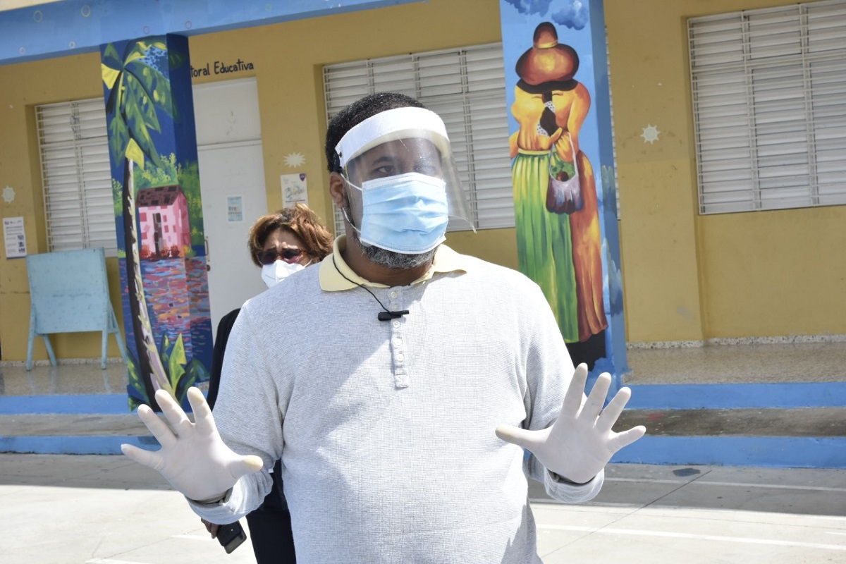  imagen El director del Liceo de Artes Maestro Ram&oacute;n Oviedo, profesor Melvin Cuello 